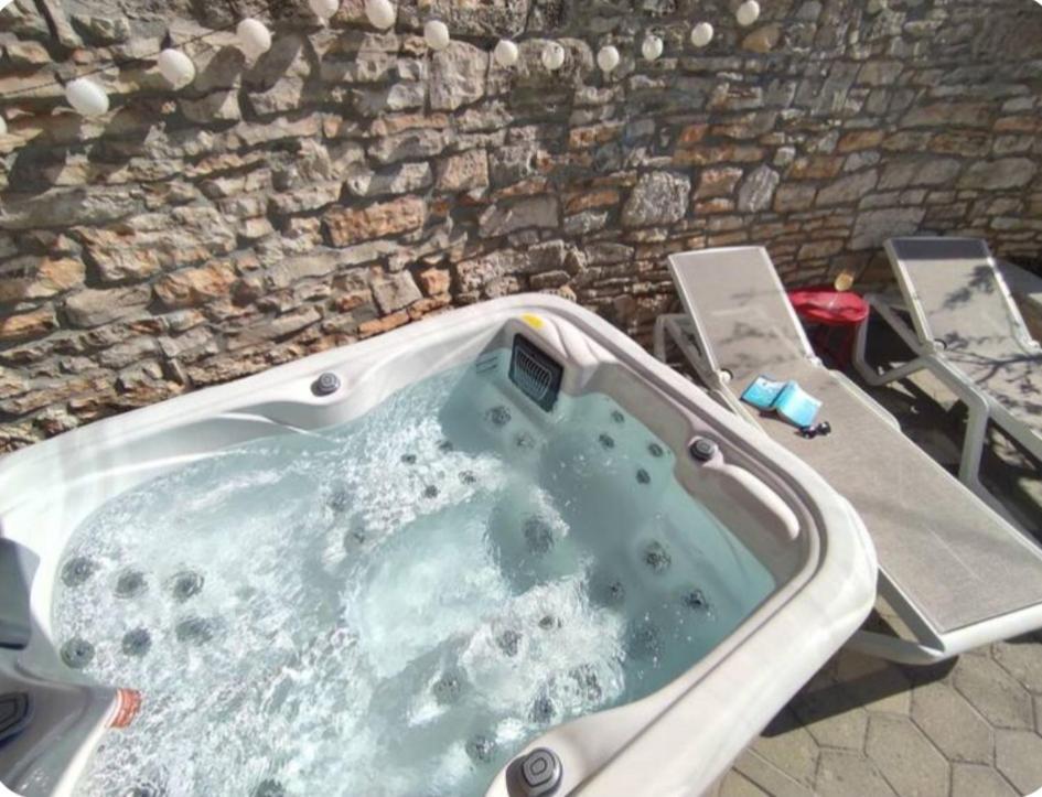Apartment With Whirlpool And Bbq Near Porec Baderna Екстер'єр фото